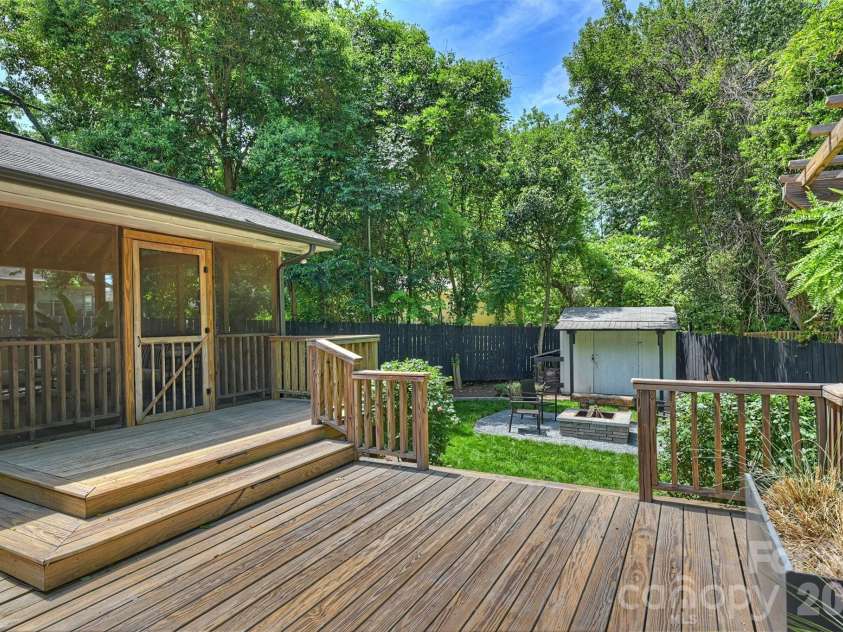 4050 Sheffield Drive, Charlotte, NC 28205.  MLS# CAR4377415, YatesRealty ID 19735. 