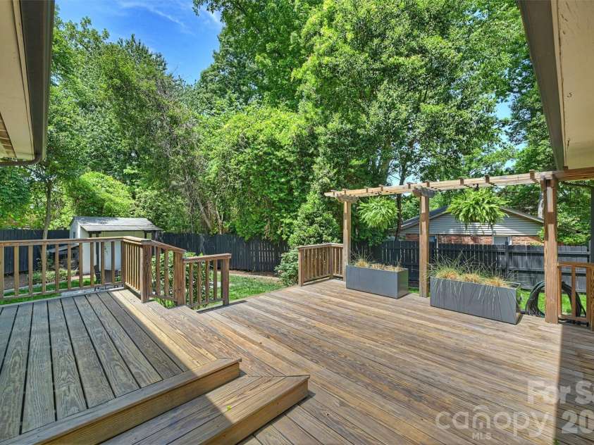 4050 Sheffield Drive, Charlotte, NC 28205.  MLS# CAR4377415, YatesRealty ID 19735. 