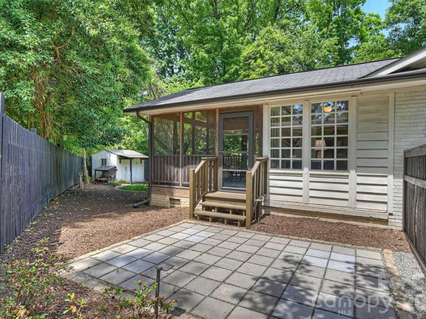 4050 Sheffield Drive, Charlotte, NC 28205.  MLS# CAR4377415, YatesRealty ID 19735. 