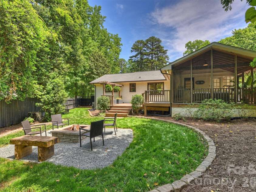 4050 Sheffield Drive, Charlotte, NC 28205.  MLS# CAR4377415, YatesRealty ID 19735. 