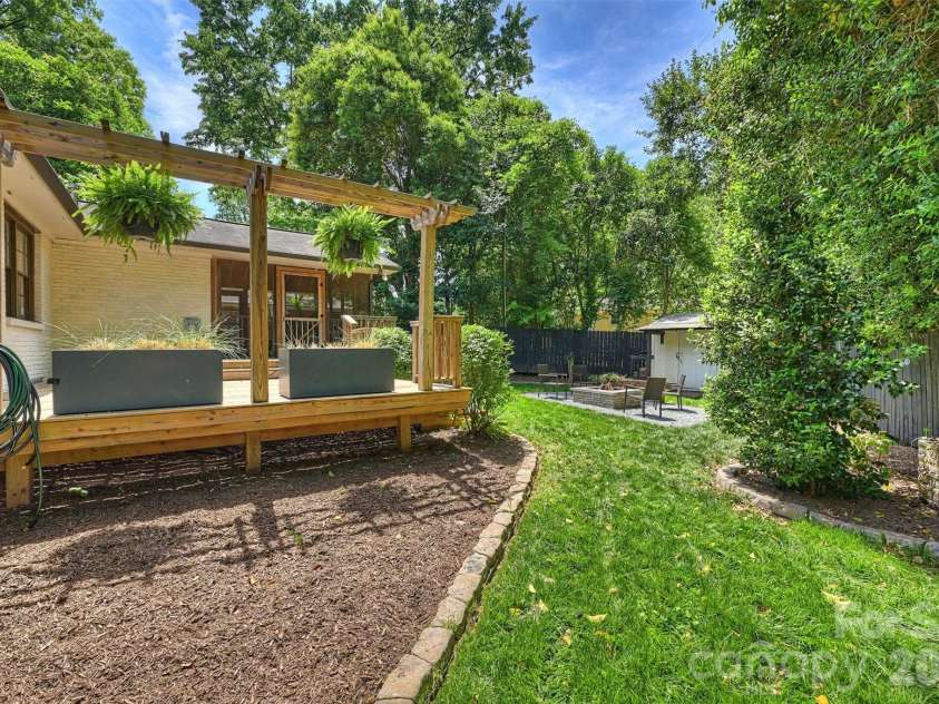 4050 Sheffield Drive, Charlotte, NC 28205.  MLS# CAR4377415, YatesRealty ID 19735. 