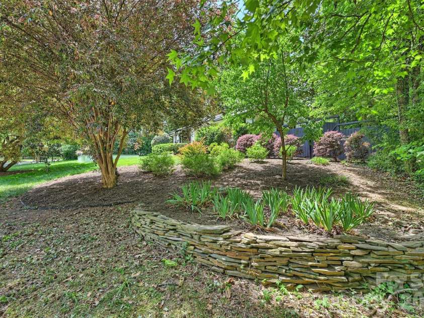 4050 Sheffield Drive, Charlotte, NC 28205.  MLS# CAR4377415, YatesRealty ID 19735. 