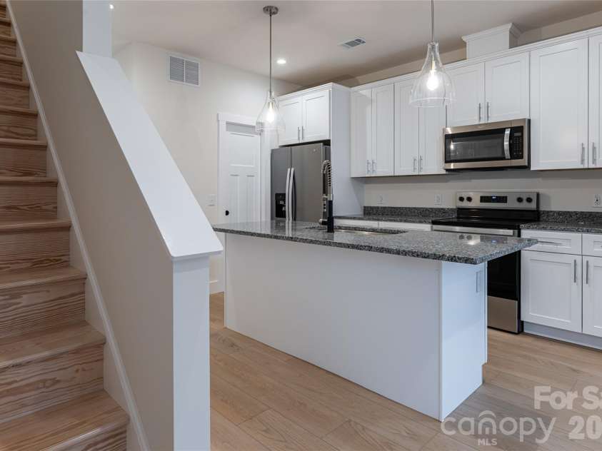 10 Wyndom Lane, Asheville, NC 28805.  MLS# CAR4333596, YatesRealty ID 19738. 
