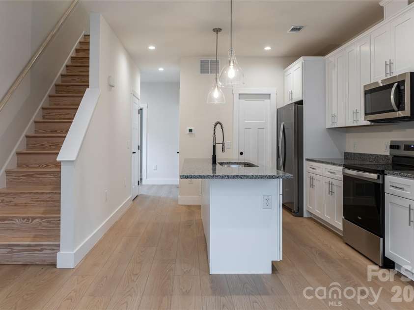 10 Wyndom Lane, Asheville, NC 28805.  MLS# CAR4333596, YatesRealty ID 19738. 