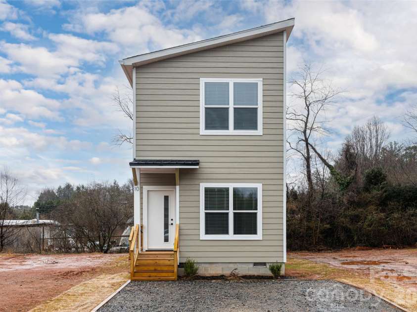 10 Wyndom Lane, Asheville, NC 28805.  MLS# CAR4333596, YatesRealty ID 19738. 