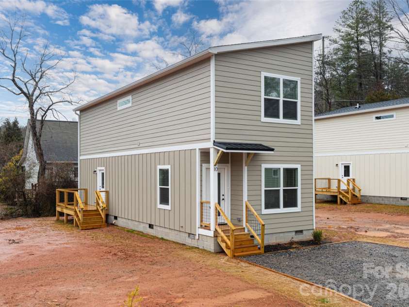 10 Wyndom Lane, Asheville, NC 28805.  MLS# CAR4333596, YatesRealty ID 19738. 