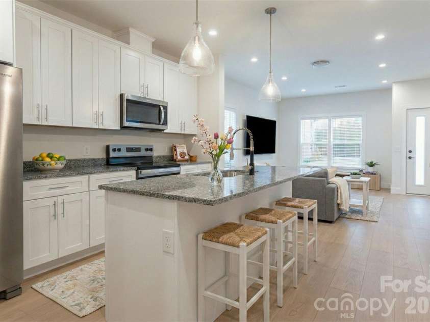 10 Wyndom Lane, Asheville, NC 28805.  MLS# CAR4333596, YatesRealty ID 19738. 