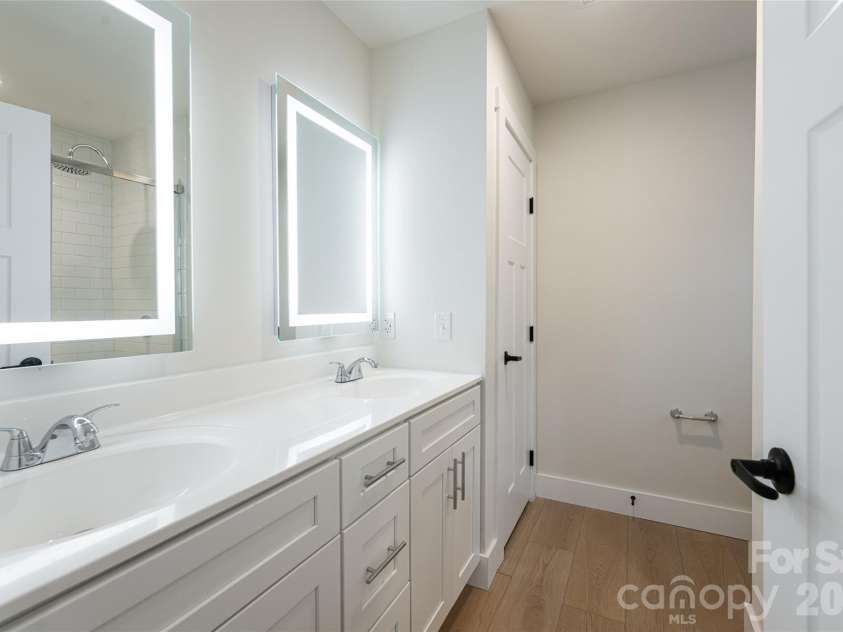 10 Wyndom Lane, Asheville, NC 28805.  MLS# CAR4333596, YatesRealty ID 19738. Owner's Bath