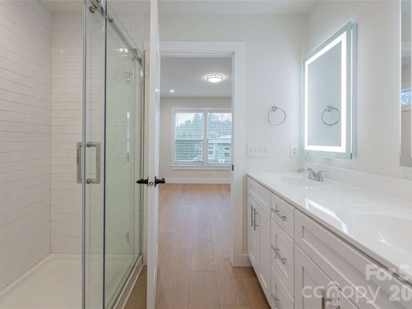 10 Wyndom Lane, Asheville, NC 28805.  MLS# CAR4333596, YatesRealty ID 19738. Owner's Bath