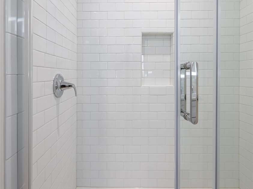 10 Wyndom Lane, Asheville, NC 28805.  MLS# CAR4333596, YatesRealty ID 19738. Owner's Bath