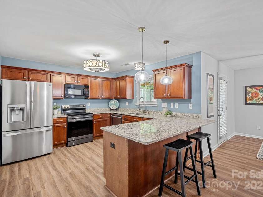 2043 Covered Bridge Court, Rock Hill, SC 29732.  MLS# CAR4285482, YatesRealty ID 19738. Beautiful Granite countertops w/bar seating! Stainless steel appliances! upgraded Lighting!