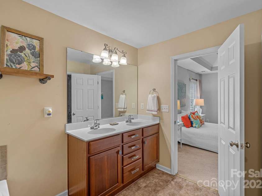 2043 Covered Bridge Court, Rock Hill, SC 29732.  MLS# CAR4285482, YatesRealty ID 19738. Dual Vanity in Updated Primary bath!