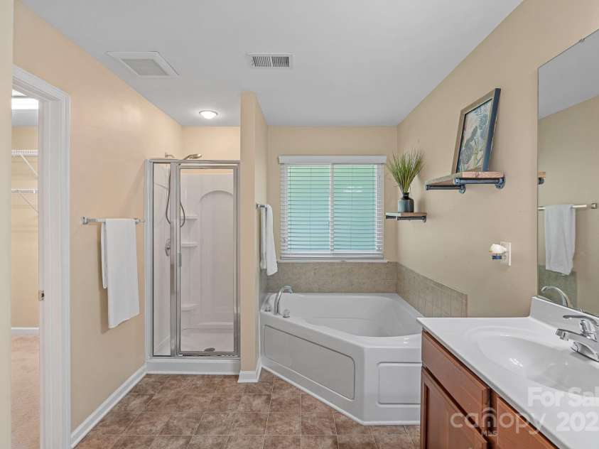 2043 Covered Bridge Court, Rock Hill, SC 29732.  MLS# CAR4285482, YatesRealty ID 19738. Spacious Primary Bathroom w/Garden tub & Separate shower