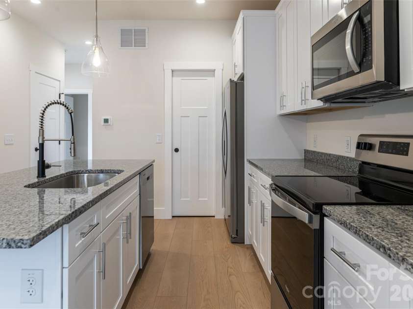 4 Wyndom Lane, Asheville, NC 28805.  MLS# CAR4351891, YatesRealty ID 19739. 