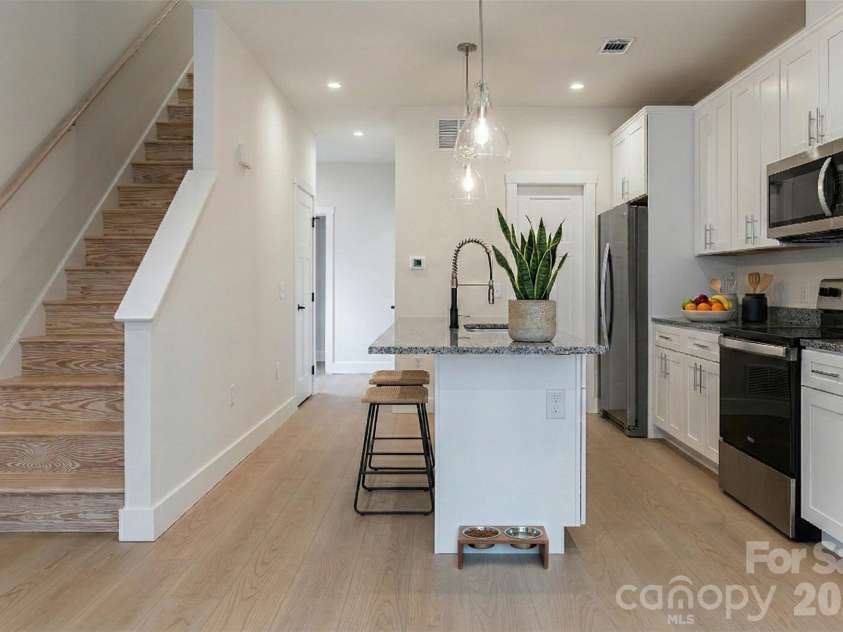4 Wyndom Lane, Asheville, NC 28805.  MLS# CAR4351891, YatesRealty ID 19739. 