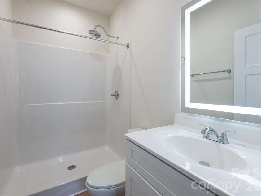 4 Wyndom Lane, Asheville, NC 28805.  MLS# CAR4351891, YatesRealty ID 19739. Guest Bath Main