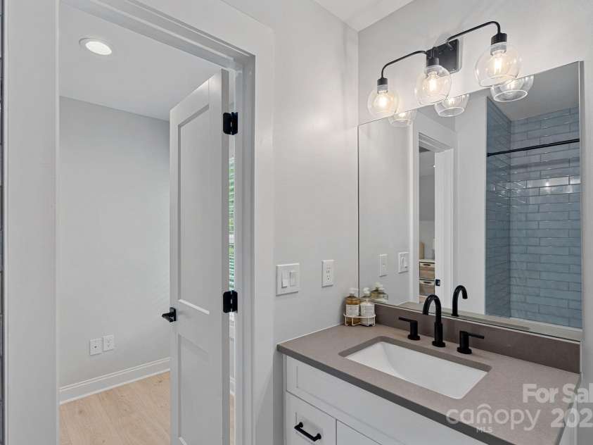 9564 Regent Drive, Davidson, NC 28036.  MLS# CAR4255953, YatesRealty ID 19739. 