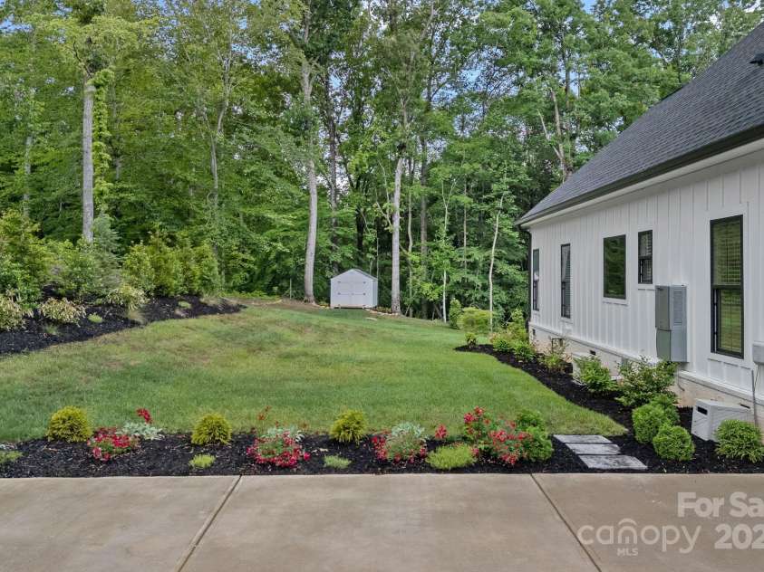 9564 Regent Drive, Davidson, NC 28036.  MLS# CAR4255953, YatesRealty ID 19739. 