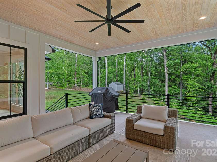 9564 Regent Drive, Davidson, NC 28036.  MLS# CAR4255953, YatesRealty ID 19739. 