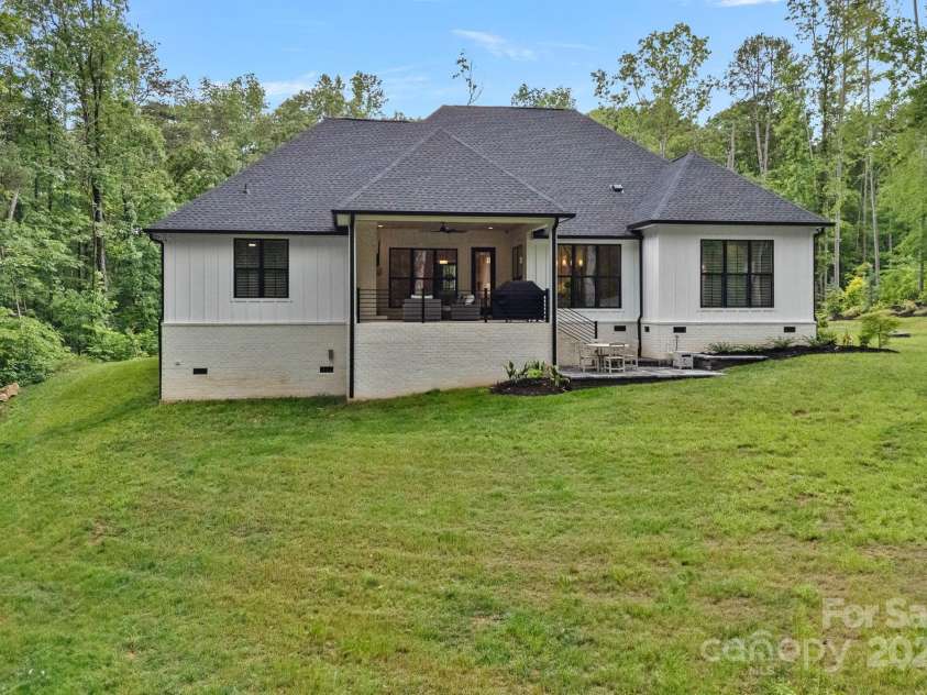 9564 Regent Drive, Davidson, NC 28036.  MLS# CAR4255953, YatesRealty ID 19739. 