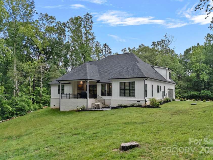 9564 Regent Drive, Davidson, NC 28036.  MLS# CAR4255953, YatesRealty ID 19739. 