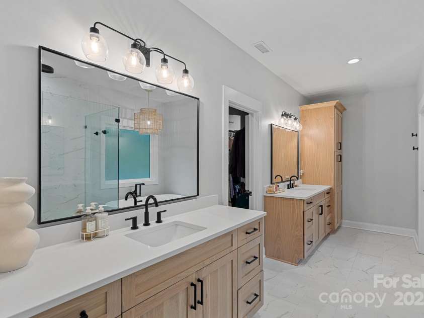 9564 Regent Drive, Davidson, NC 28036.  MLS# CAR4255953, YatesRealty ID 19739. Dual Vanities