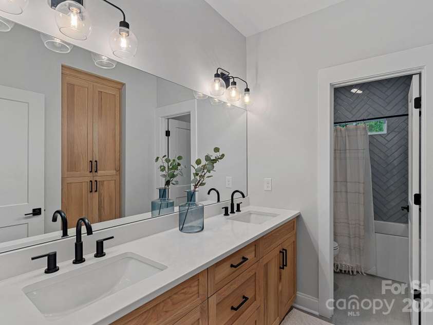 9564 Regent Drive, Davidson, NC 28036.  MLS# CAR4255953, YatesRealty ID 19739. Full Bath on Main Level
