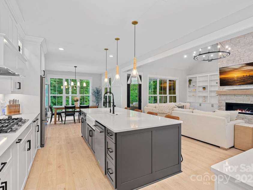 9564 Regent Drive, Davidson, NC 28036.  MLS# CAR4255953, YatesRealty ID 19739. High End Appliances