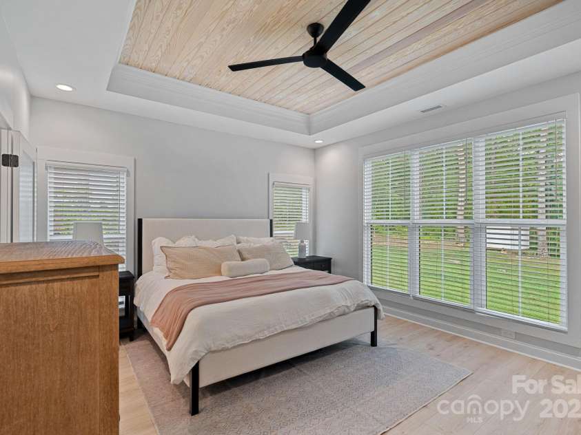 9564 Regent Drive, Davidson, NC 28036.  MLS# CAR4255953, YatesRealty ID 19739. Primary Suite