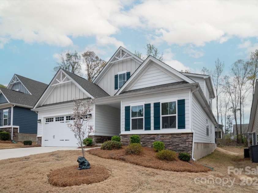 10241 Black Locust Lane, Charlotte, NC 28215.  MLS# CAR4239805, YatesRealty ID 19741. 
