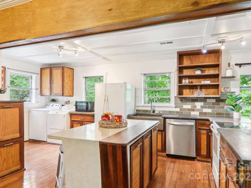 108 Patton Hill Road, Swannanoa, NC 28778.  MLS# CAR4254886, YatesRealty ID 19742. 