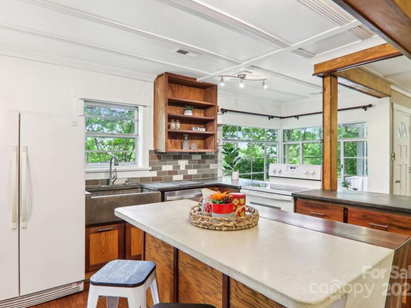 108 Patton Hill Road, Swannanoa, NC 28778.  MLS# CAR4254886, YatesRealty ID 19742. 