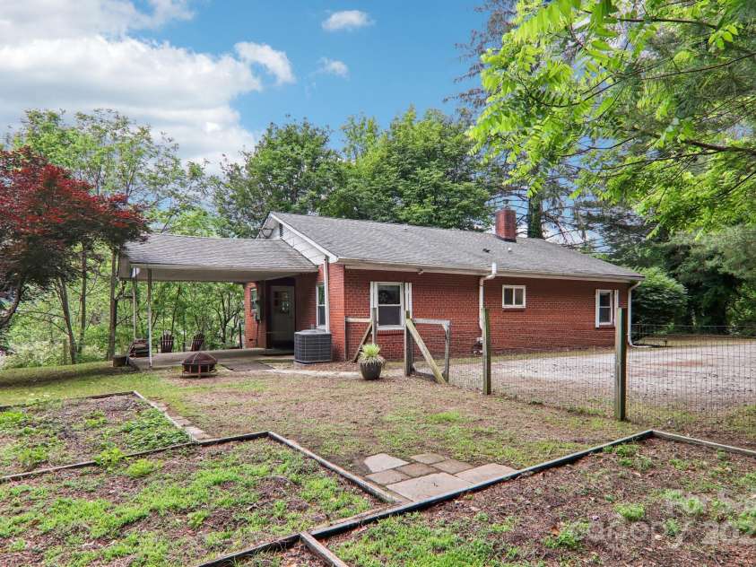 108 Patton Hill Road, Swannanoa, NC 28778.  MLS# CAR4254886, YatesRealty ID 19742. 