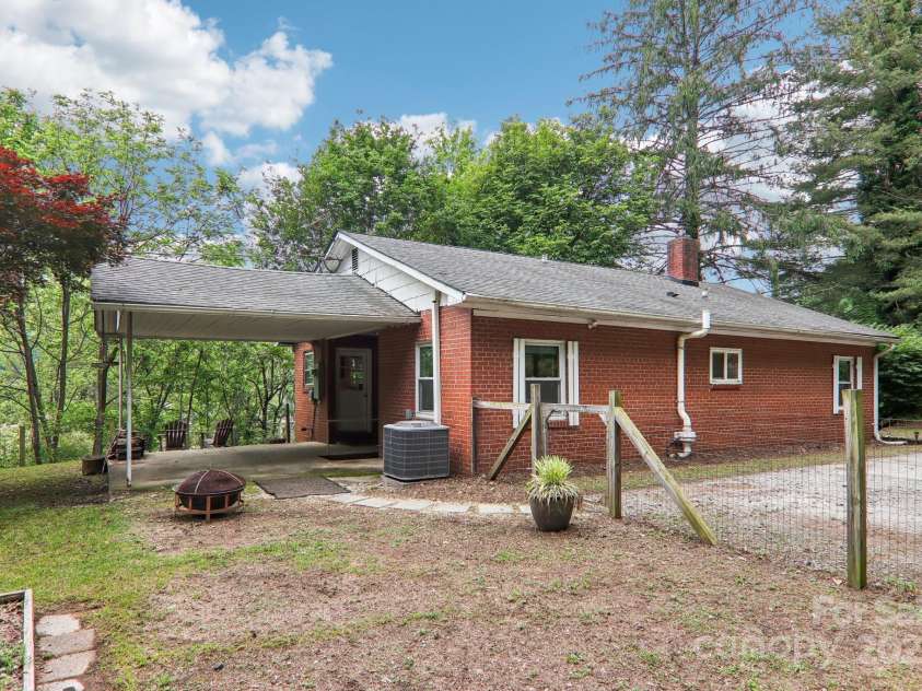 108 Patton Hill Road, Swannanoa, NC 28778.  MLS# CAR4254886, YatesRealty ID 19742. 