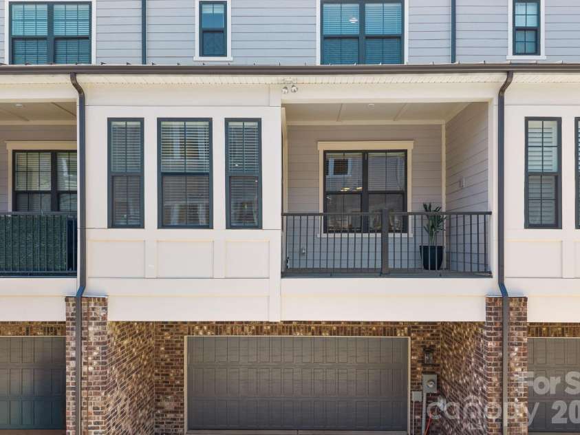 2543 Deacon Avenue, Charlotte, NC 28204.  MLS# CAR4375076, YatesRealty ID 19742. 2nd floor balcony