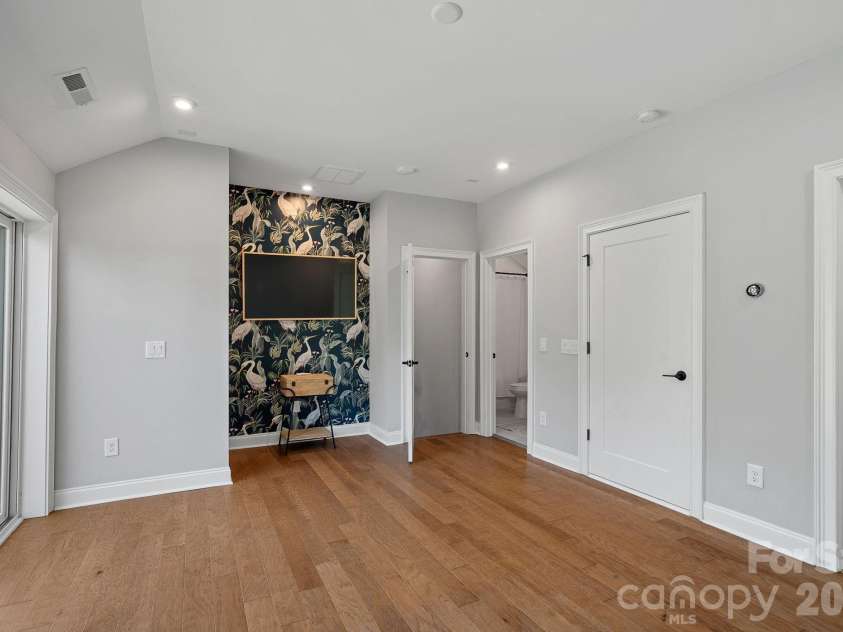 2543 Deacon Avenue, Charlotte, NC 28204.  MLS# CAR4375076, YatesRealty ID 19742. 4th floor bedroom