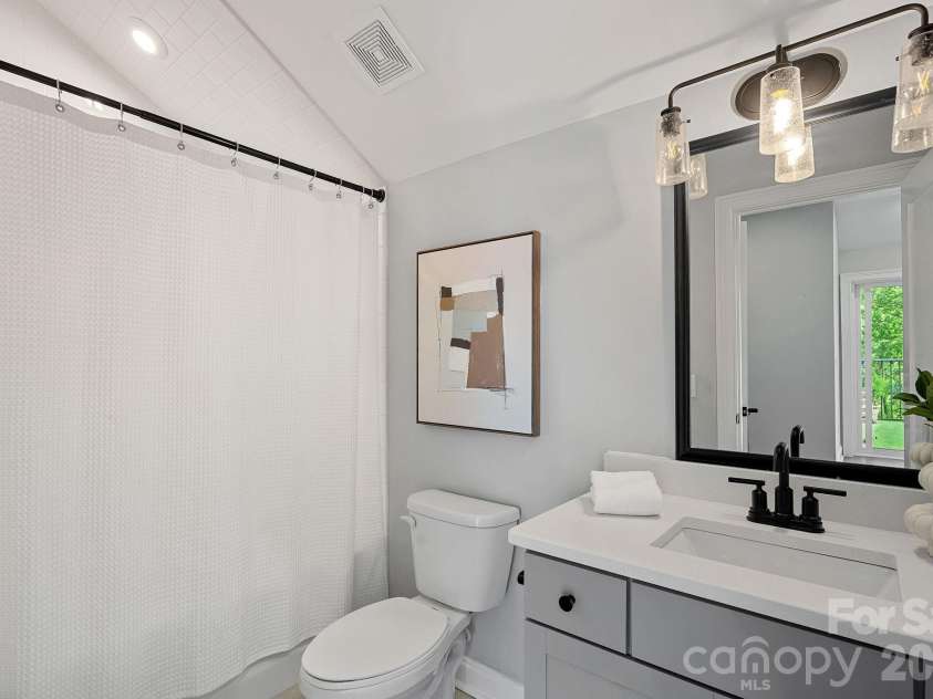 2543 Deacon Avenue, Charlotte, NC 28204.  MLS# CAR4375076, YatesRealty ID 19742. 4th floor full bath