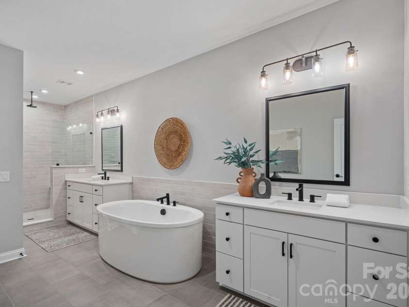 2543 Deacon Avenue, Charlotte, NC 28204.  MLS# CAR4375076, YatesRealty ID 19742. Primary bath