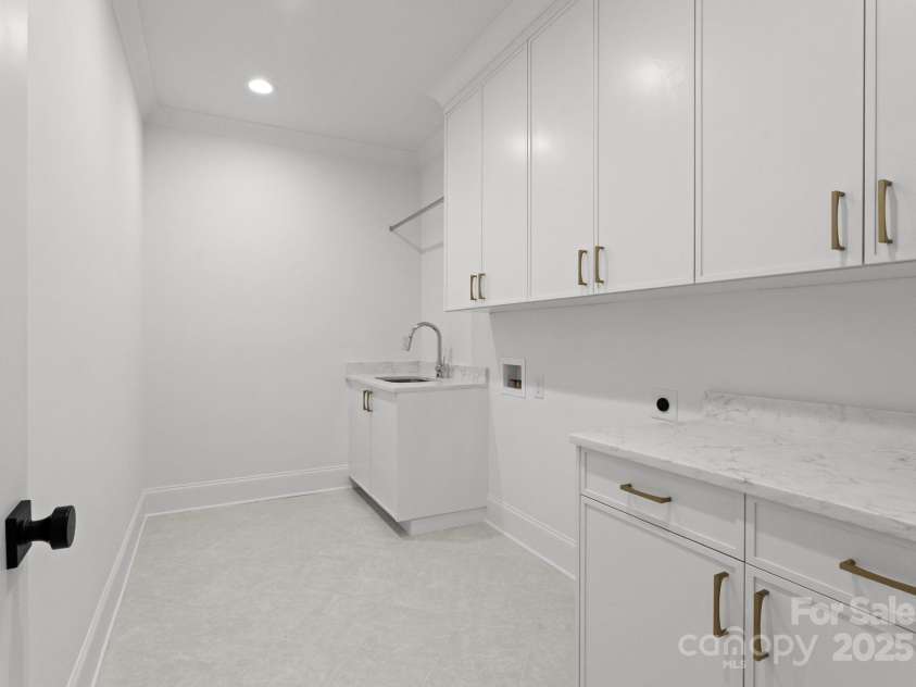 2921 Windsor Avenue, Charlotte, NC 28209.  MLS# CAR4268835, YatesRealty ID 19745. Laundry