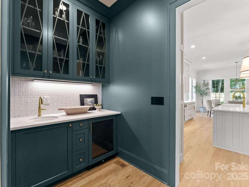 2921 Windsor Avenue, Charlotte, NC 28209.  MLS# CAR4268835, YatesRealty ID 19745. Wet Bar