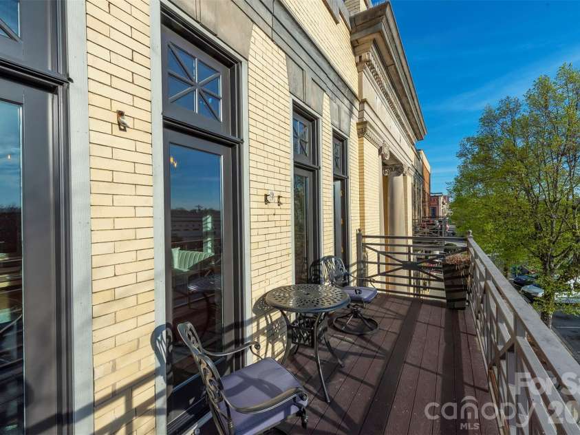 225 Main Street, Hendersonville, NC 28792.  MLS# CAR4364907, YatesRealty ID 19746. 