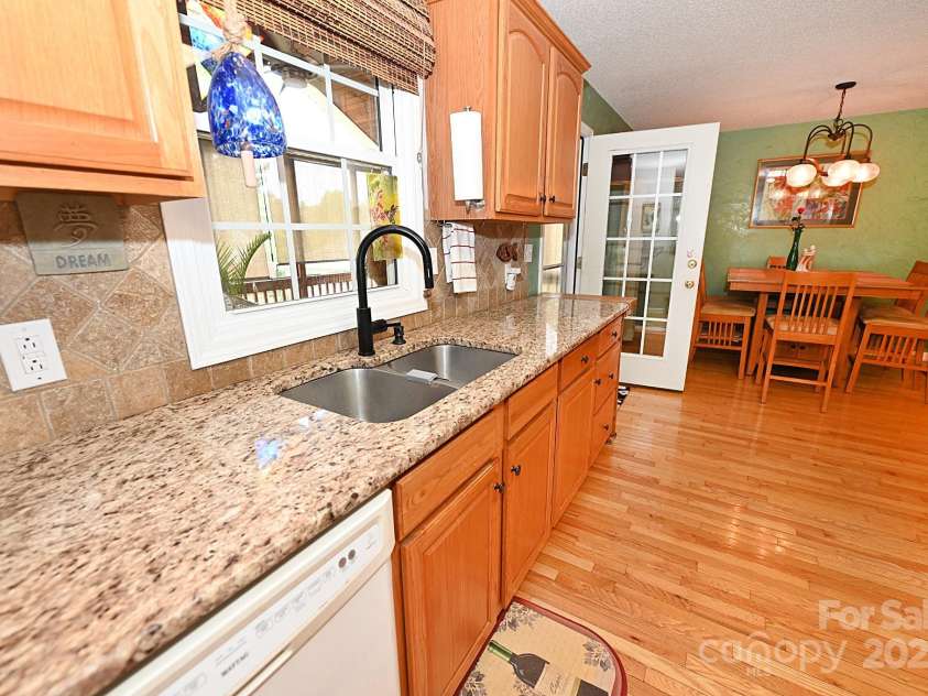 4646 River Run Circle, Hickory, NC 28602.  MLS# CAR4262803, YatesRealty ID 19747. 