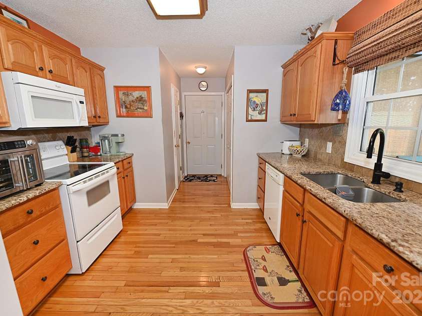 4646 River Run Circle, Hickory, NC 28602.  MLS# CAR4262803, YatesRealty ID 19747. 