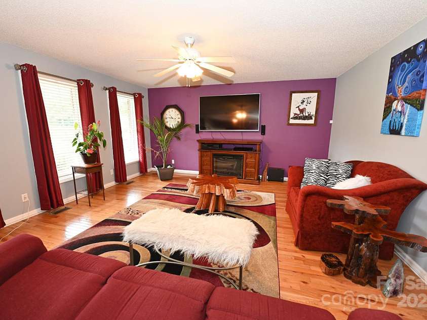 4646 River Run Circle, Hickory, NC 28602.  MLS# CAR4262803, YatesRealty ID 19747. 
