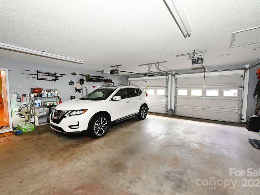 4646 River Run Circle, Hickory, NC 28602.  MLS# CAR4262803, YatesRealty ID 19747. 