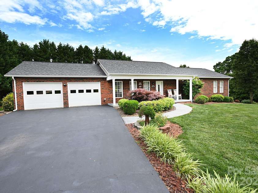 4646 River Run Circle, Hickory, NC 28602.  MLS# CAR4262803, YatesRealty ID 19747. 