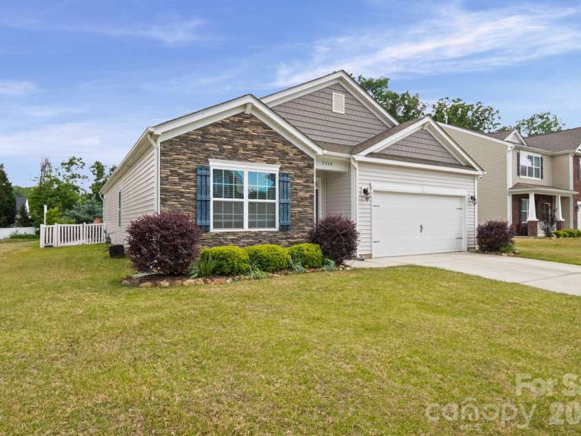 2228 Apple Glen Lane, Charlotte, NC 28269.  MLS# CAR4376737, YatesRealty ID 19748. 