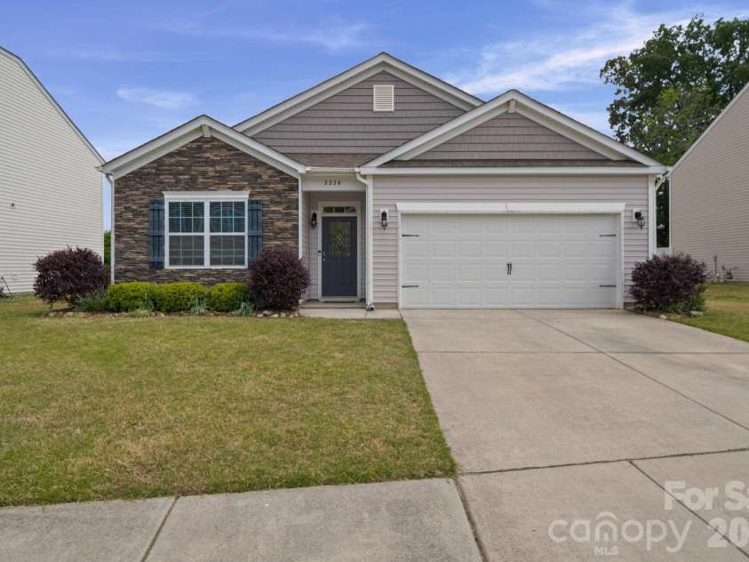 2228 Apple Glen Lane, Charlotte, NC 28269.  MLS# CAR4376737, YatesRealty ID 19748. 