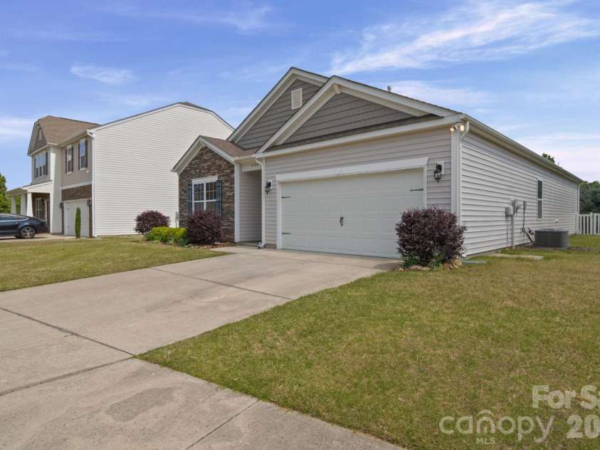 2228 Apple Glen Lane, Charlotte, NC 28269.  MLS# CAR4376737, YatesRealty ID 19748. 