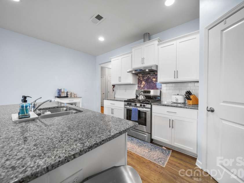 2228 Apple Glen Lane, Charlotte, NC 28269.  MLS# CAR4376737, YatesRealty ID 19748. 